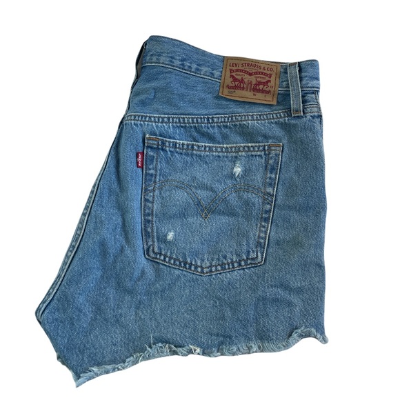 Women’s Levi’s ripped distressed shorts button fly high waisted light wash denim - Picture 4 of 4